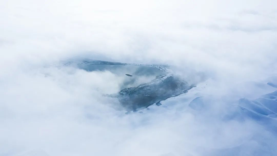 ▲薄霧下的塔克拉瑪干沙漠雪景。（視覺中國）